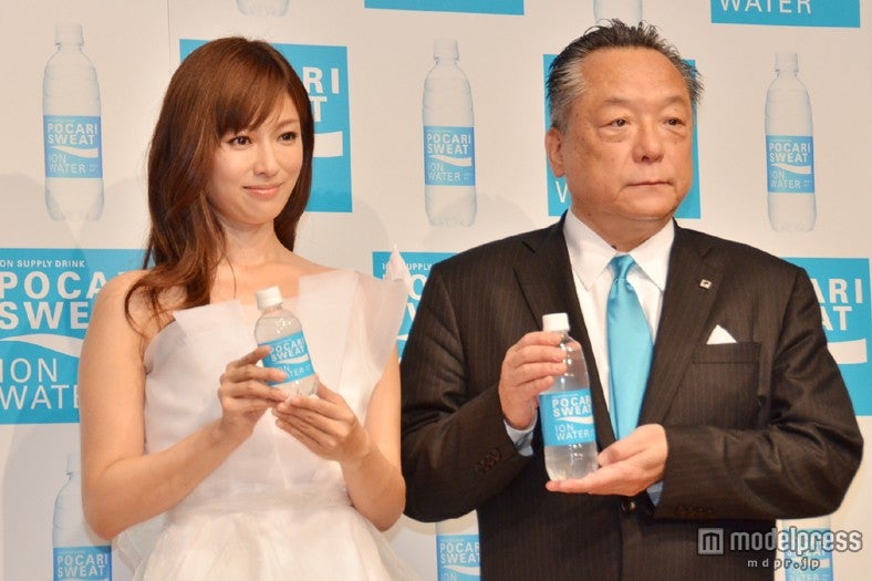 （左）深田恭子