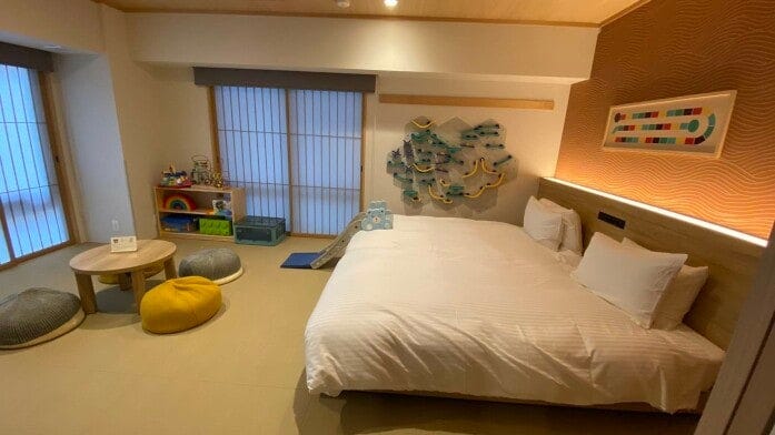 ベッドには滑り台、壁掛けのゲームは海外から輸入。子ども向けボードゲームの部屋（MIMARU大阪 難波STATION）