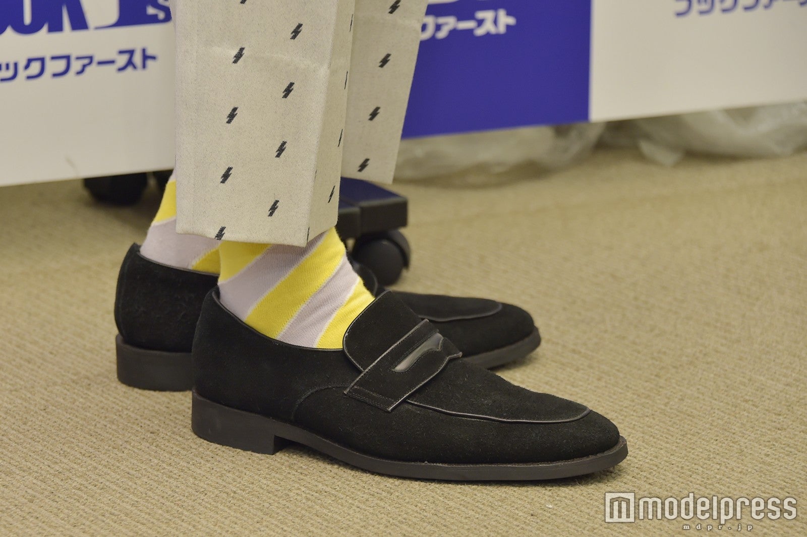 足元もカラフルで可愛い／磯村勇斗（C）モデルプレス