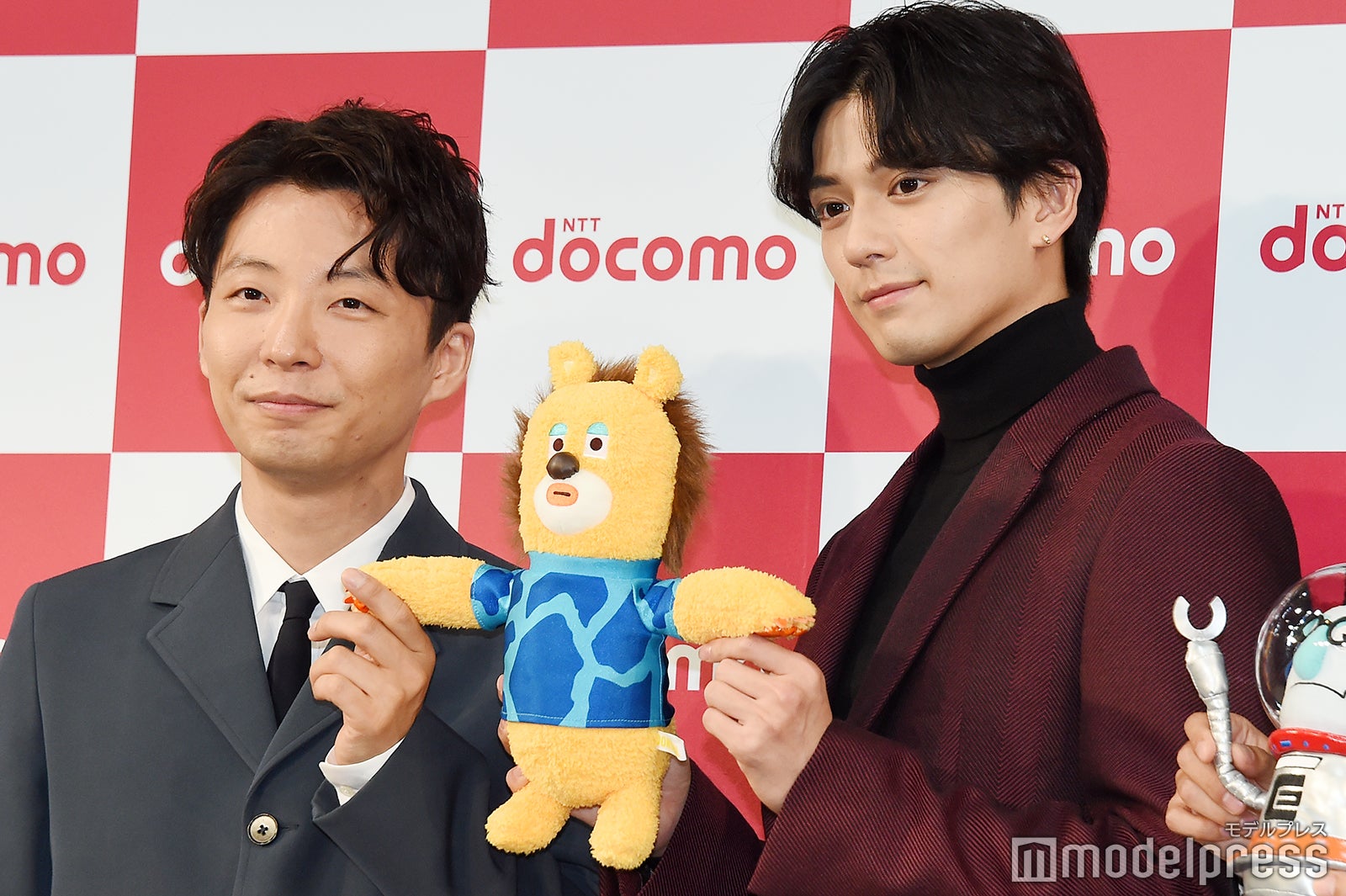星野源、新田真剣佑（C）モデルプレス