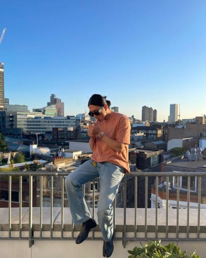 松田翔太、ロンドンでの一服ショット公開「絵になる」「雰囲気違くてカッコイイ」と反響