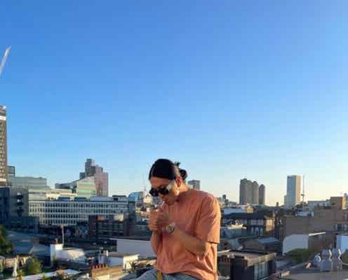 松田翔太、ロンドンでの一服ショット公開「絵になる」「雰囲気違くてカッコイイ」と反響