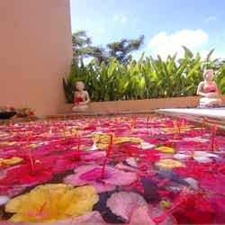 色とりどりの花々が浮かぶ、憧れのフラワーバス/お気に入りの水着を着て、カラフルな一枚をパチリ(C)マリアナ政府観光局/MVA