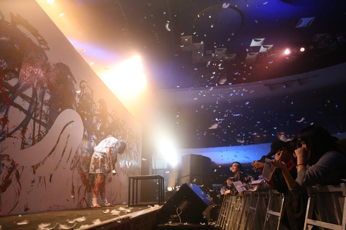 会場には白い羽根が…(画像提供:よしもとクリエイティブ・エージェンシー)