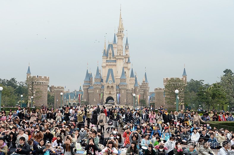 ゲストで溢れるディズニーランド