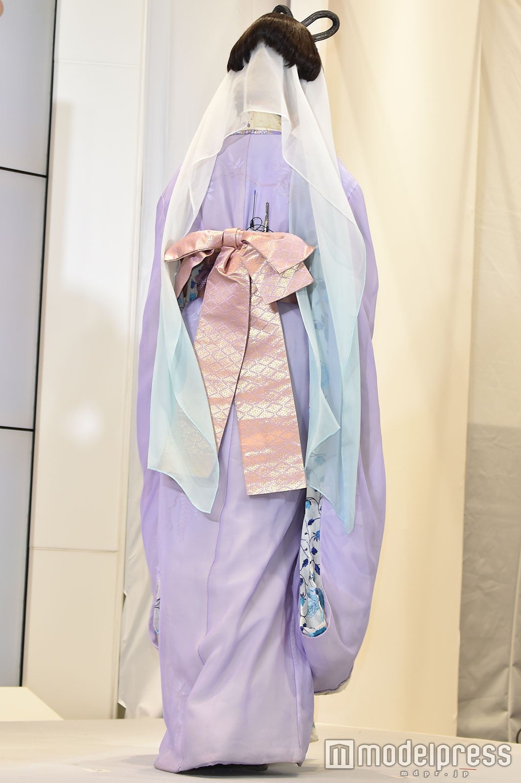 後ろ姿も美しい菜々緒（C）モデルプレス