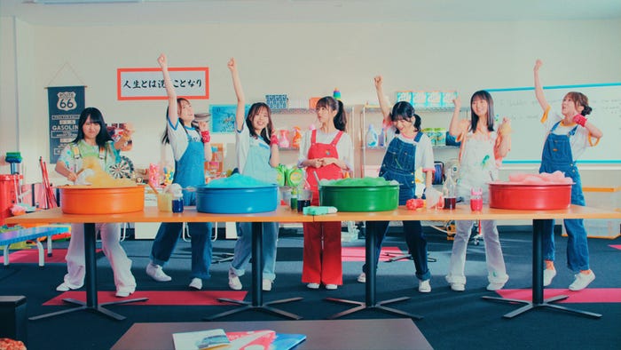 乃木坂46「ジャンピングジョーカーフラッシュ」MVより(提供写真)