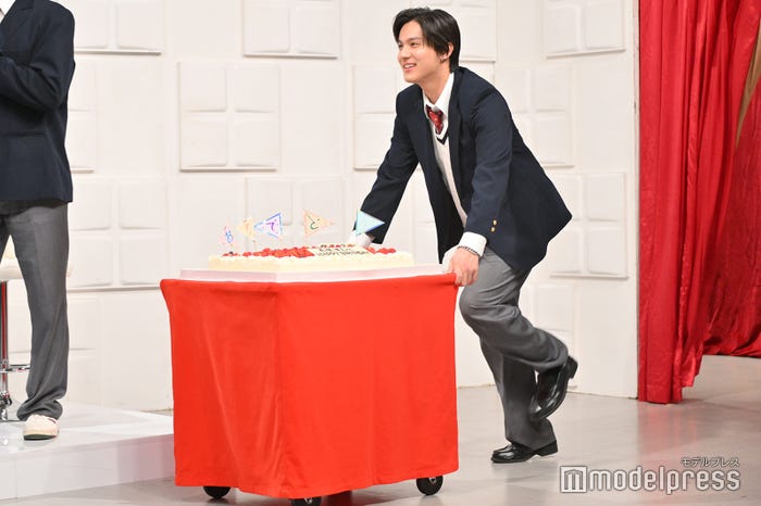 可愛らしい小走りでケーキを持ってきた中川大志(C)モデルプレス