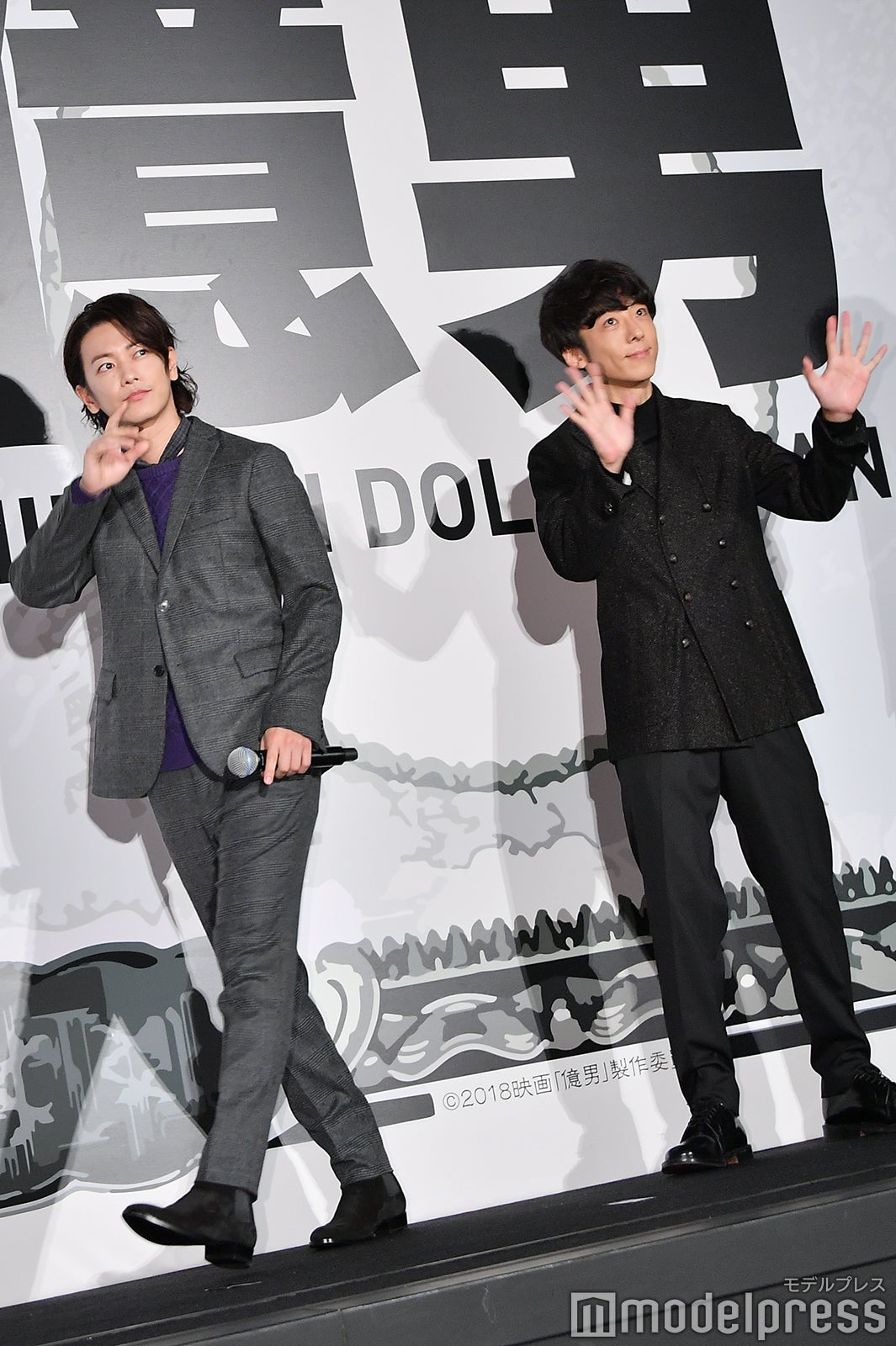 去り際の佐藤健と高橋一生 （C）モデルプレス