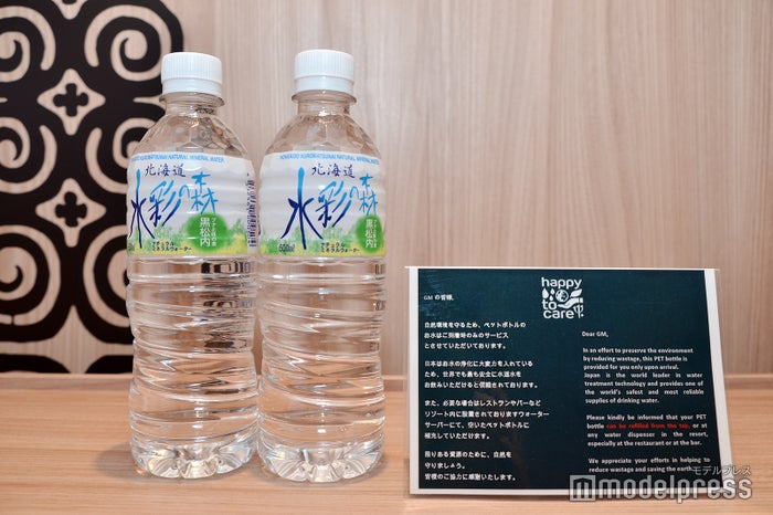 アメニティのミネラルウォーター（C）ビューティーガール