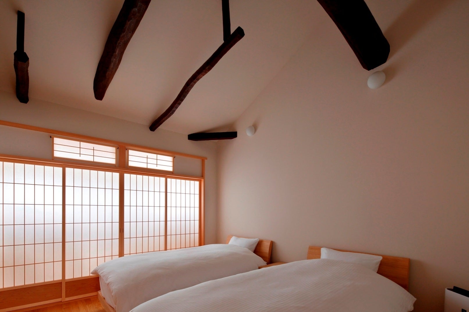 上質なマットレスや寝具を備えたベッドルーム／画像提供：ワコール