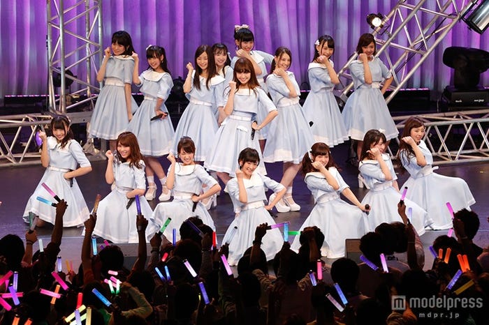小嶋陽菜率いる“こじ坂46”(C)AKS