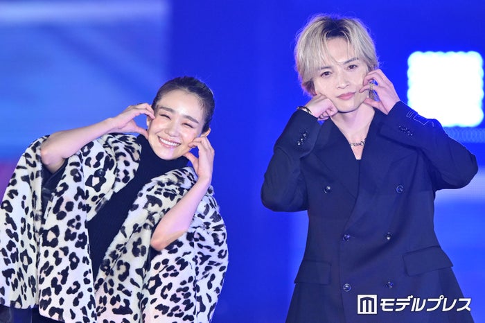 「あのクズ」奈緒＆キスマイ玉森裕太、サプライズで「ガルアワ」初登場 田中樹「クズきゅん」ポーズを袖で練習【GirlsAward 2024AW】