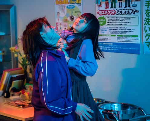 「ザンビ」亜須未(秋元真夏)らの行方は…?奇妙な出来事が多発<第5話あらすじ>