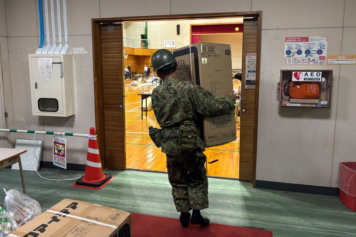 エアコンを搬入する自衛隊