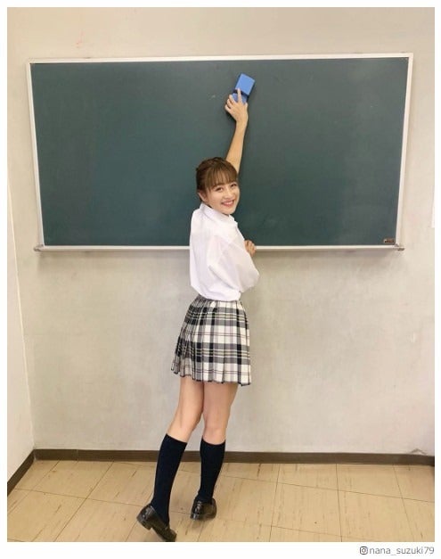 鈴木奈々、ミニスカ制服姿に絶賛の声「こんな可愛い三十路過ぎ見たことない」「まだまだ制服似合う」