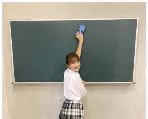 鈴木奈々、ミニスカ制服姿に絶賛の声「こんな可愛い三十路過ぎ見たことない」「まだまだ制服似合う」