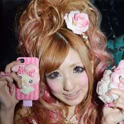 お気に入りのマイメログッズを手にご機嫌のなめひ