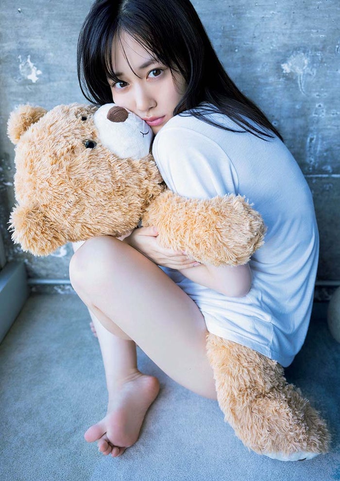 乃木坂46山下美月、色白美脚＆いじらしい表情に釘付け 2nd写真集先行カット第4弾解禁＜ヒロイン＞