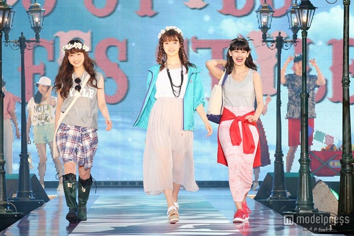 トップバッターをつとめたメインビジュアルモデルの(左から)高田秋、八木アリサ、emma