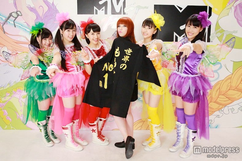 ももいろクローバーＺとカーリー・レイ・ジェプセン（左から4番目）