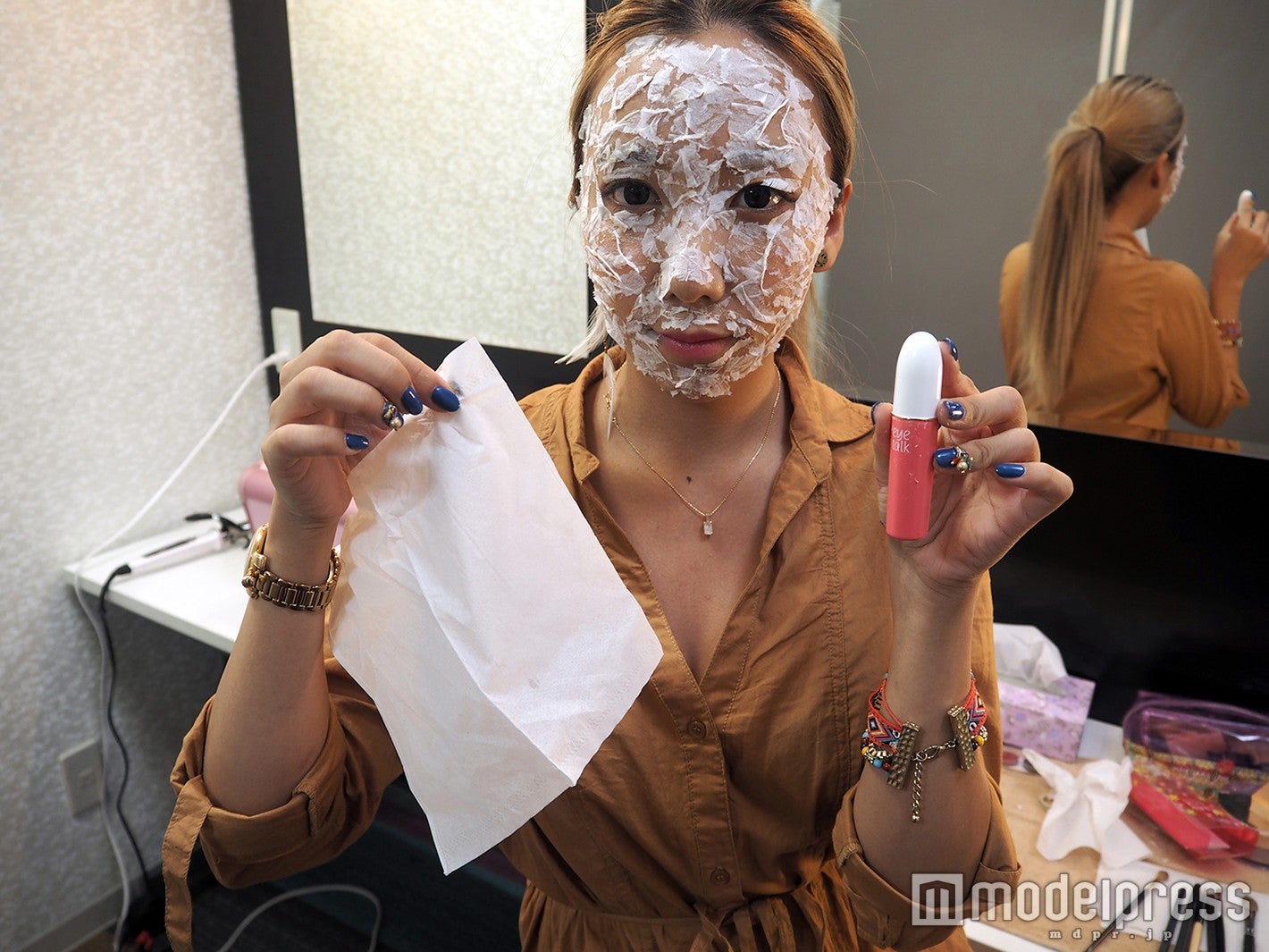 1）2枚重ねのティッシュをはがして1枚にし、細かくちぎる