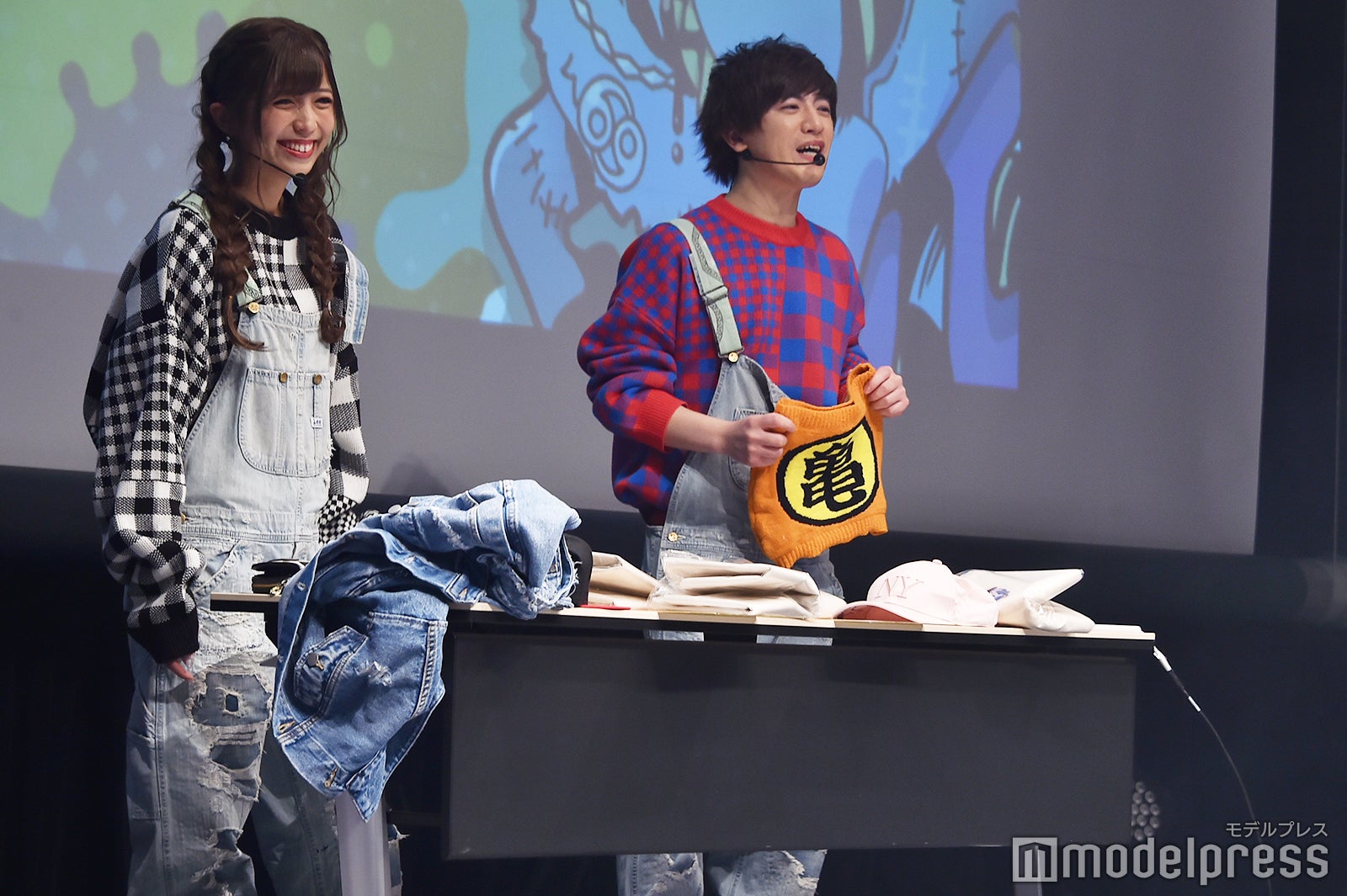 腹巻をビンゴの景品で出品したヴァンビ （C）モデルプレス