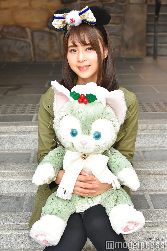 ぬいぐるみ(M)¥13,000/モデル:山本成美(C)モデルプレス(C)Disney