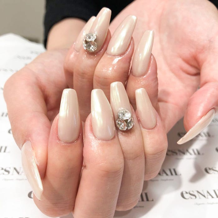いつものベージュネイルにヴェールをかけて/画像提供:esNAIL