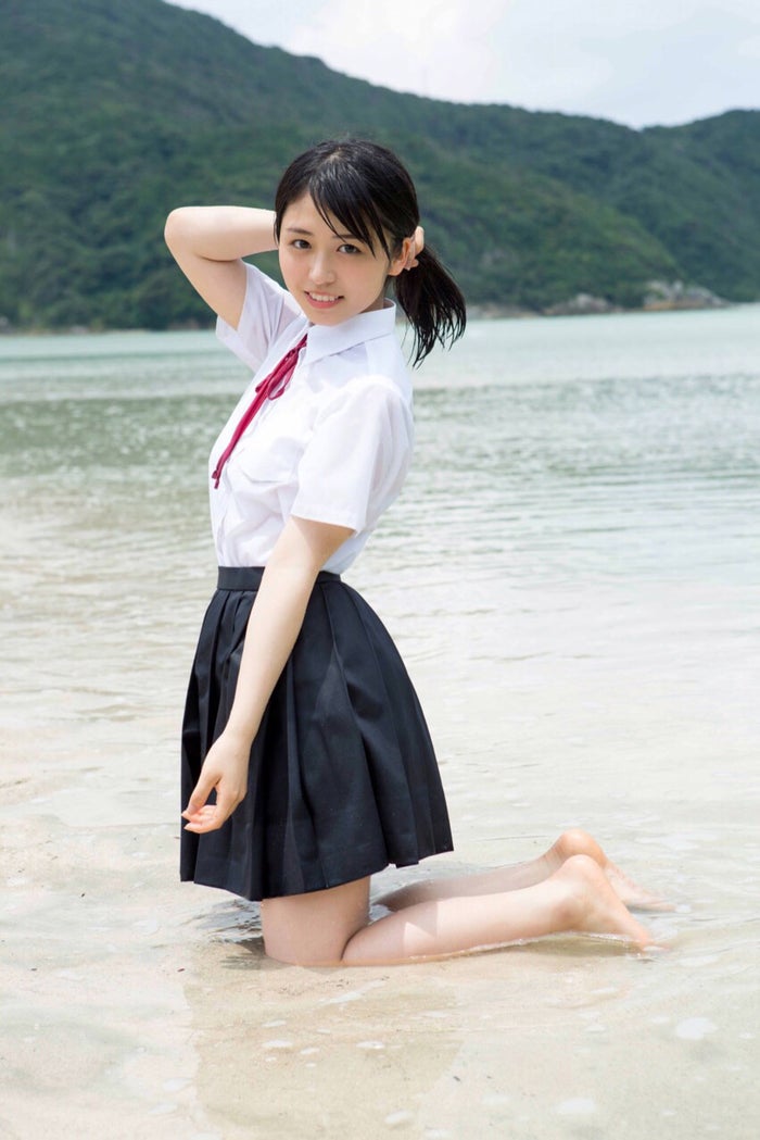 欅坂46長濱ねる 制服で海に 写真集重版記念で 濡れ髪ポニーテール 公開 モデルプレス