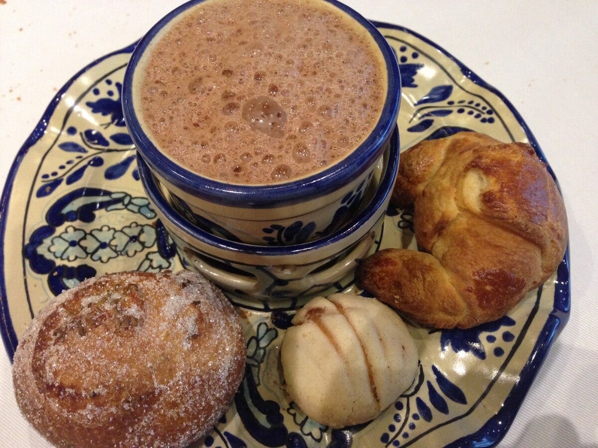 菓子パンとホットドリンクのみで過ごす人も多い