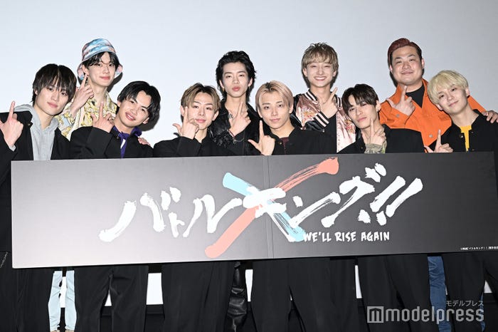 (前段左から)KENSHIN、NAOYA、EIKU、HAYATO、TETTA、REI(後段左から)FUMINORI、SHOOT、FUMIYA、瀧川元気監督 (C)モデルプレス