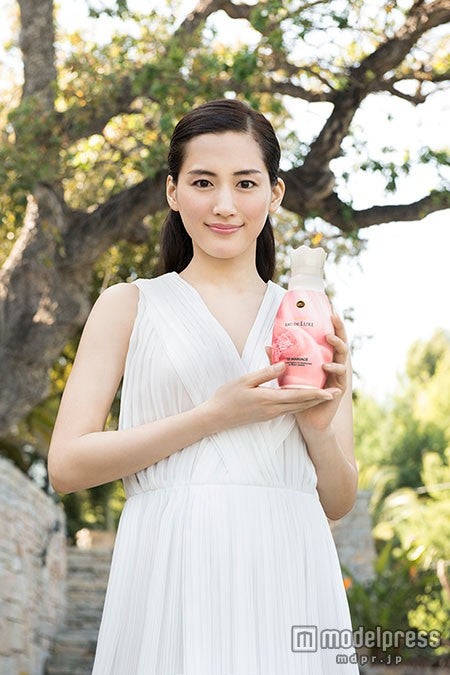 女性の魅力を高める香りを綾瀬はるかが表現