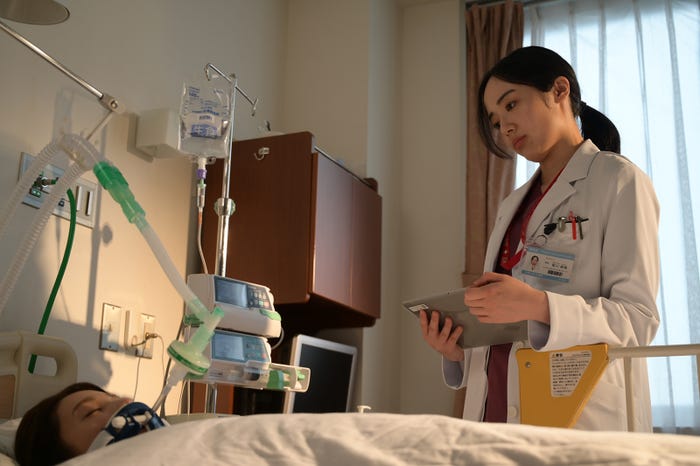 中村ゆりか、森田望智/「言霊荘」第3話より(C)テレビ朝日