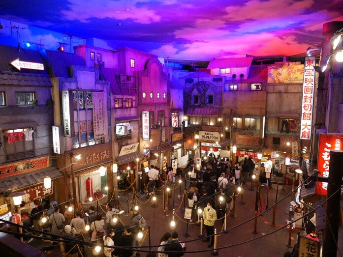 ラーメン店が並ぶ地下はインスタントラーメンが誕生した年である「昭和33年」の夕暮れの街を再現