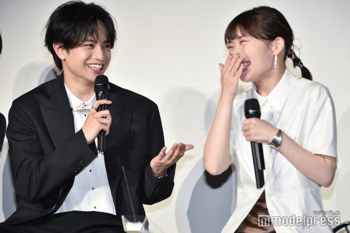 伊藤沙莉(右)に「ガチでラブ」で挑んでいた中島健人(左)(C)モデルプレス