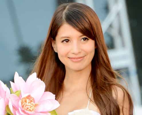 吉川ひなの、ハワイでリラックス 華やかなリゾートワンピ披露
