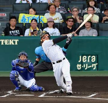 阪神・森下がリーグ最速20号 プロ初先発の下村を強力援護、ベンチへ戻りハグ 初回の第1打席で左中間へ