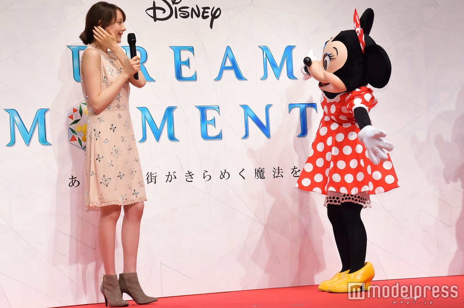 ミニーマウスと初共演したトリンドル玲奈 （C）モデルプレス