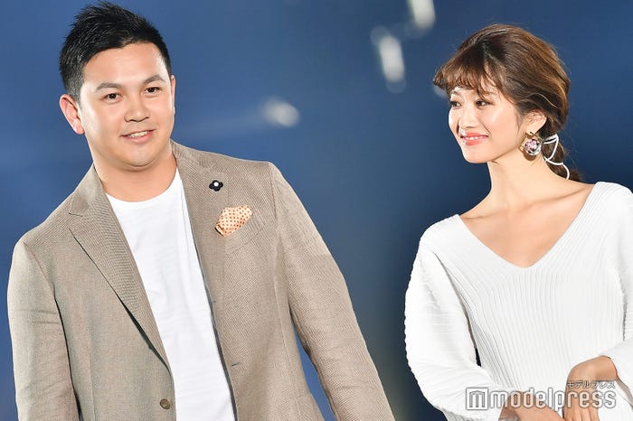 山崎康晃、小室安未(C)モデルプレス