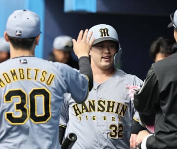 阪神 現役ドラフト移籍の浜田太貴が左翼へ豪快弾！左翼へ今季対外試合チーム1号 シート打撃に続く猛アピール