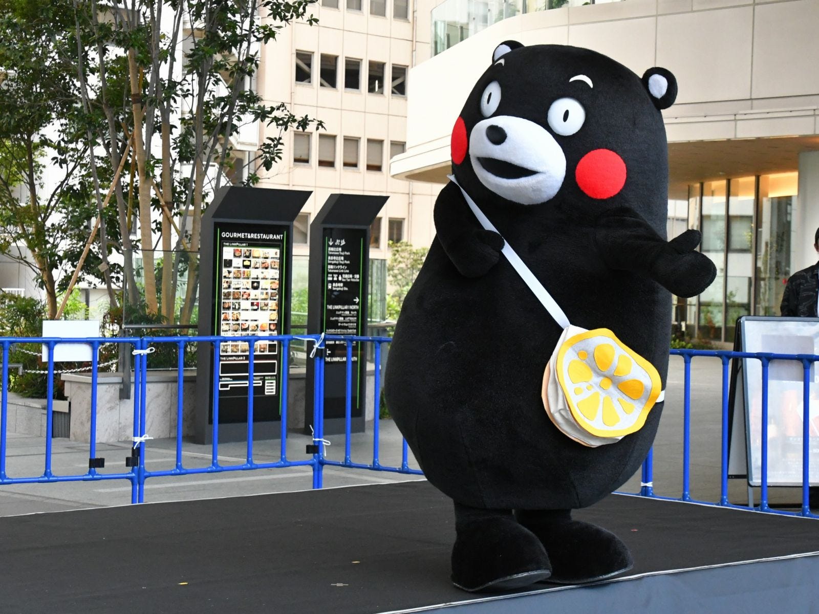 バッグは食べちゃだめだモン=10月18日、東京都港区