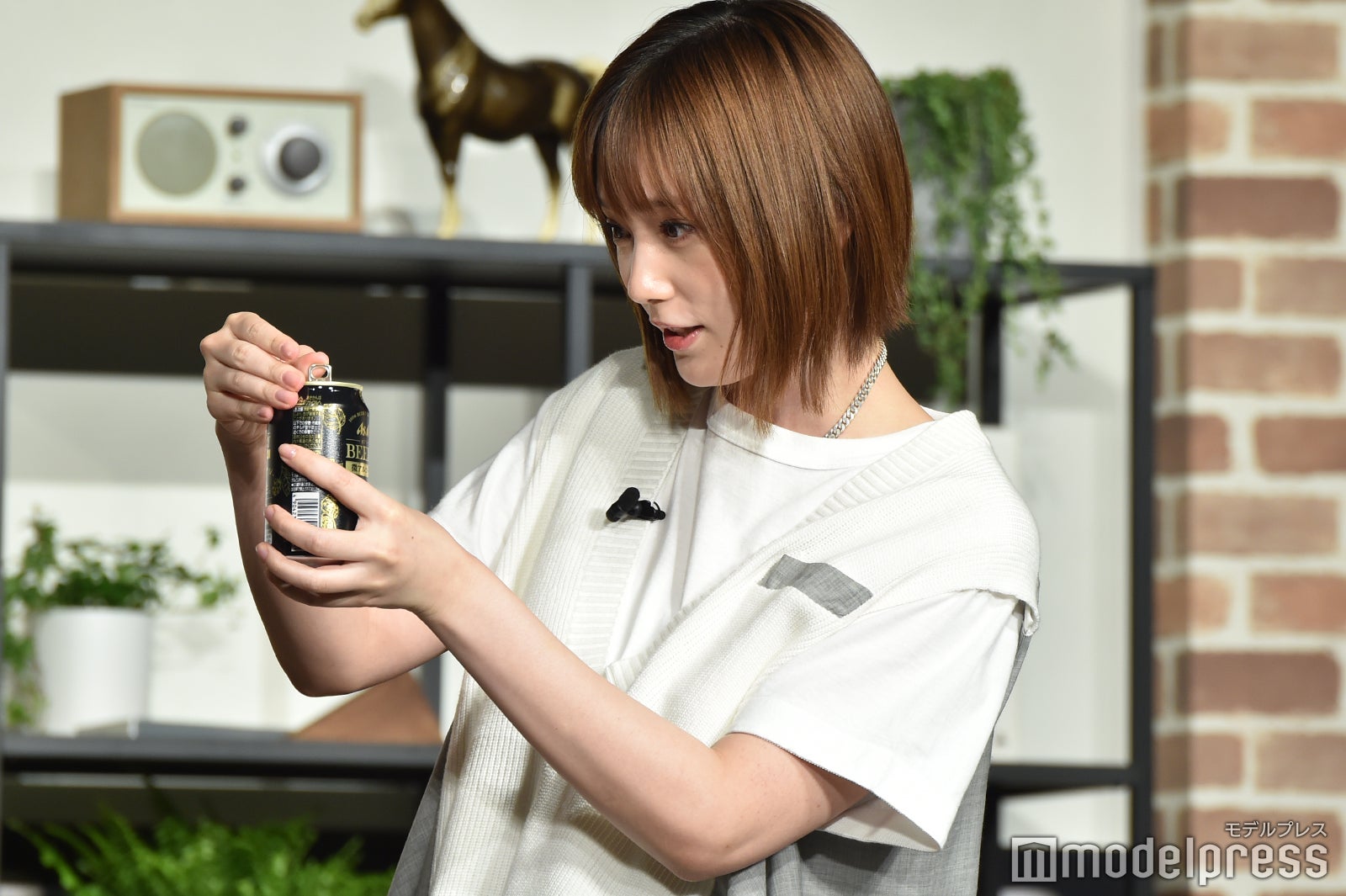 ビールを開ける本田翼（C）モデルプレス