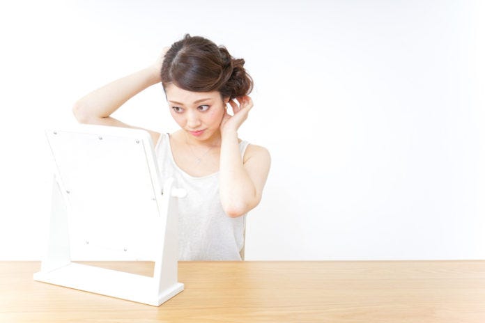 髪で顔を隠すのではなく、アレンジで目立たせて!