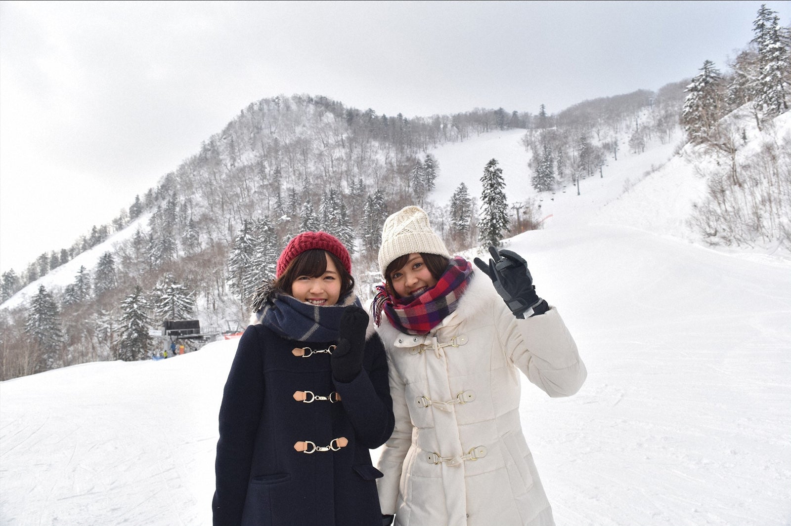 （左から）鈴木愛理、松元絵里花（C）TBS