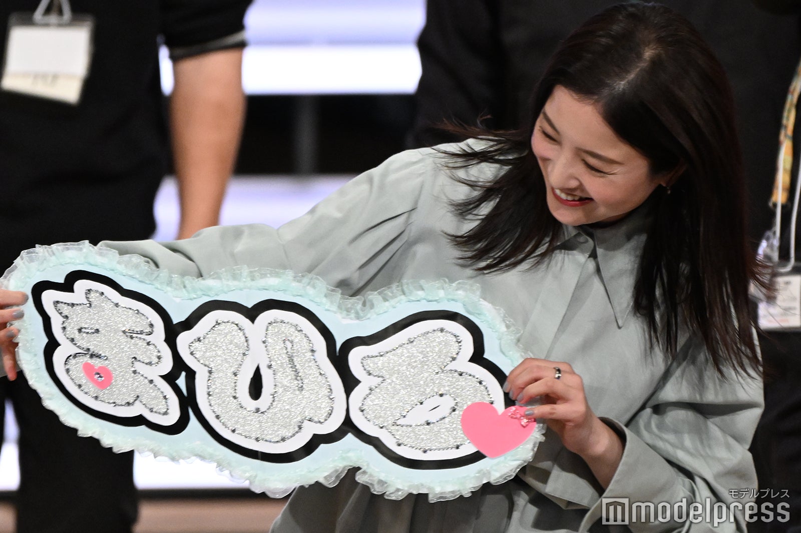 ネームボードを嬉しそうに見る吉高由里子（C）モデルプレス