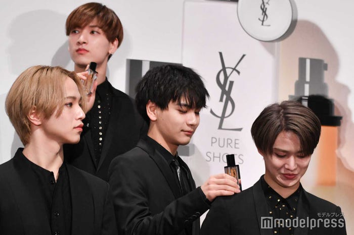 そっと白岩瑠姫の肩に置く豆原一成 (C)モデルプレス