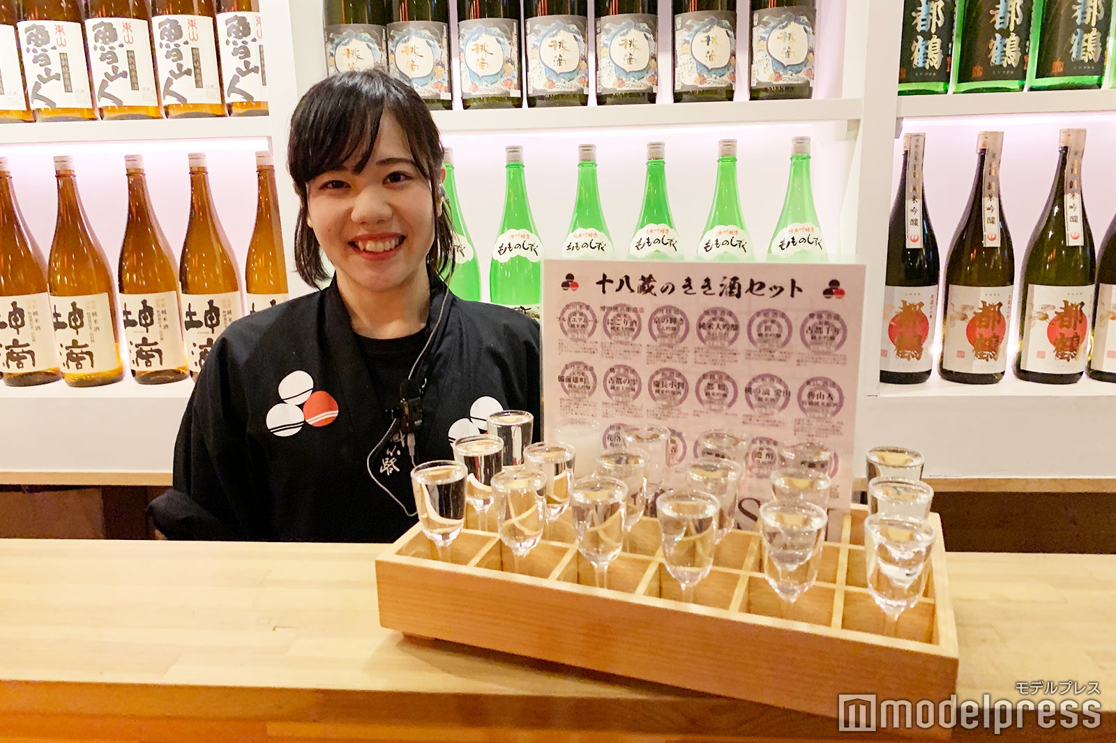 笑顔と掛け声で活気づいた店内（C）モデルプレス