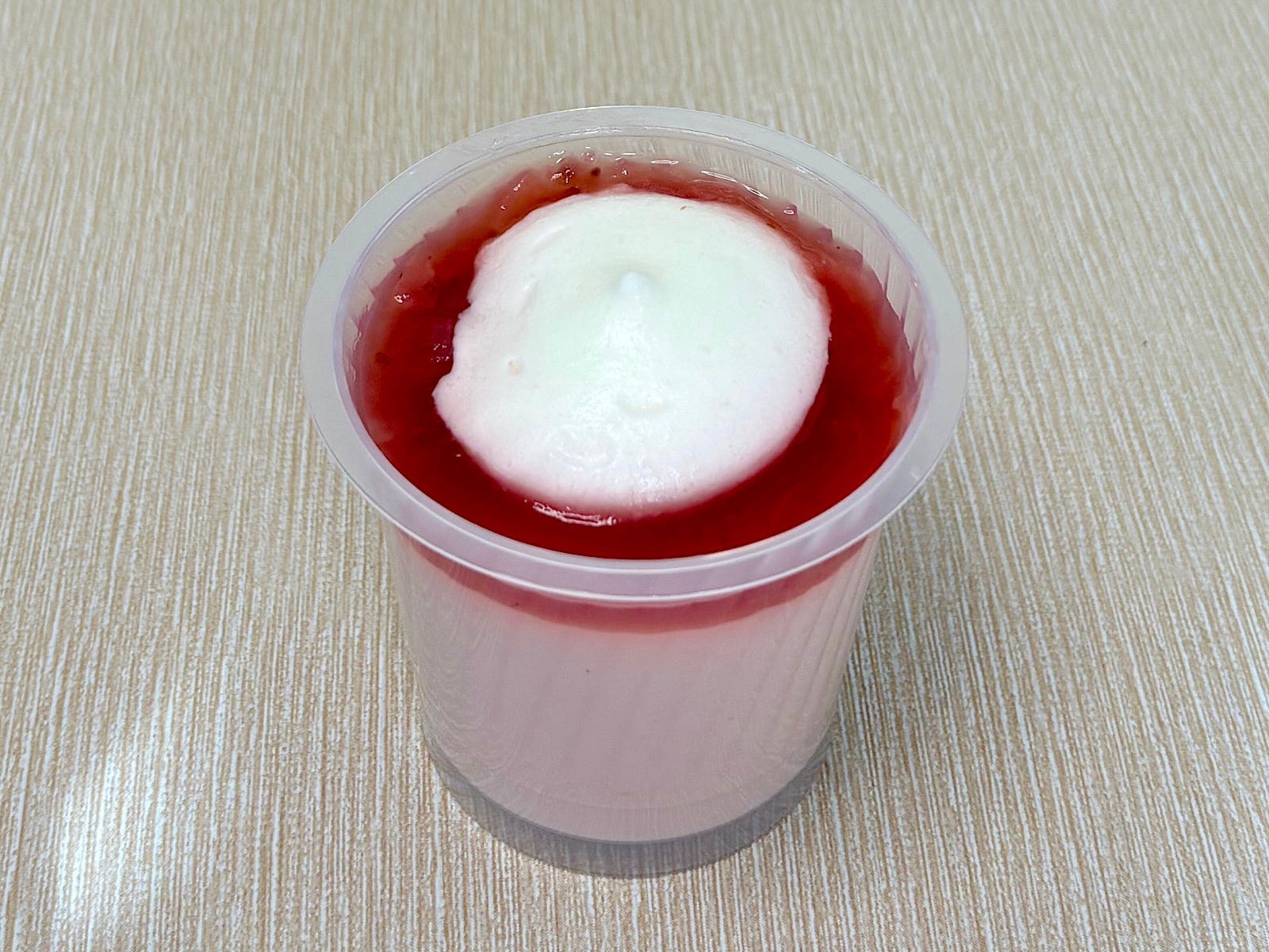 「ホイップクリーム苺プリン」194円（税込） 