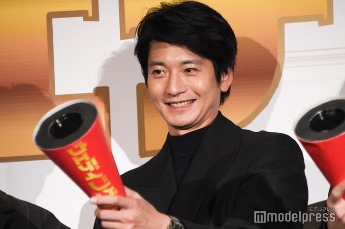 クラッカーを構える向井理 (C)モデルプレス